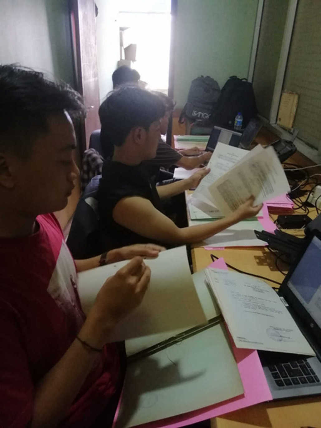 Pegawai sedang rekap berkas